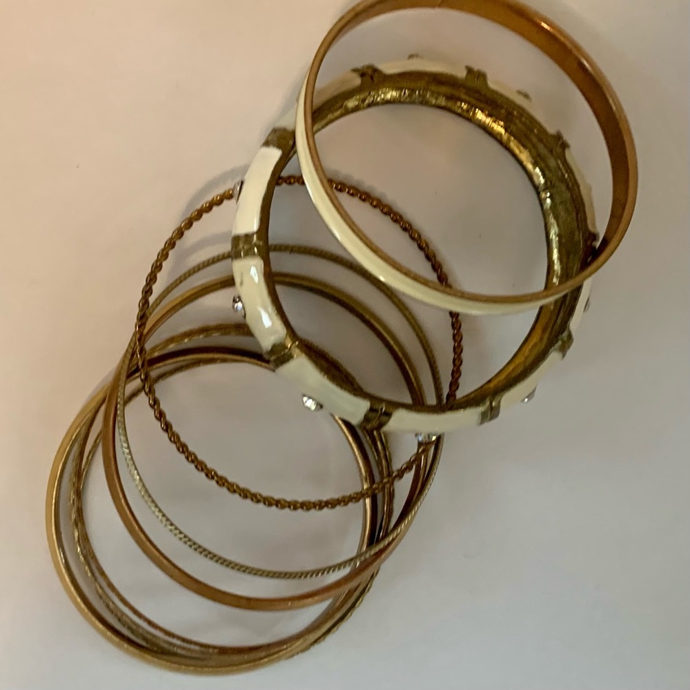 Costume jewelry bracelets 1 lot